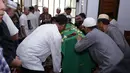 Jenazah ayah Ariel Noah saat akan di sholatkan di Masjid Jami Al-Huda. (Adrian Putra/Bintang.com)