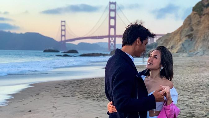 Jessica Iskandar dan Richard Kylie bermesraan di pinggir Pantai Baker, San Francisco, Amerika Serikat (Dok.Instagram/@djudeis/https://www.instagram.com/p/Bw8l6-ogie0/Komarudin)