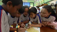 Sejumlah siswa mencari lokasi calon ibu kota baru pada peta saat kegiatan belajar bertema wawasan Nusantara di SDN Menteng 02, Jakarta, Selasa (27/8/2019). Kegiatan belajar wawasan Nusantara itu memberitahukan lokasi pemindahan ibu kota RI dari Jakarta ke Kalimantan Timur.(merdeka.com/Imam Buhori)