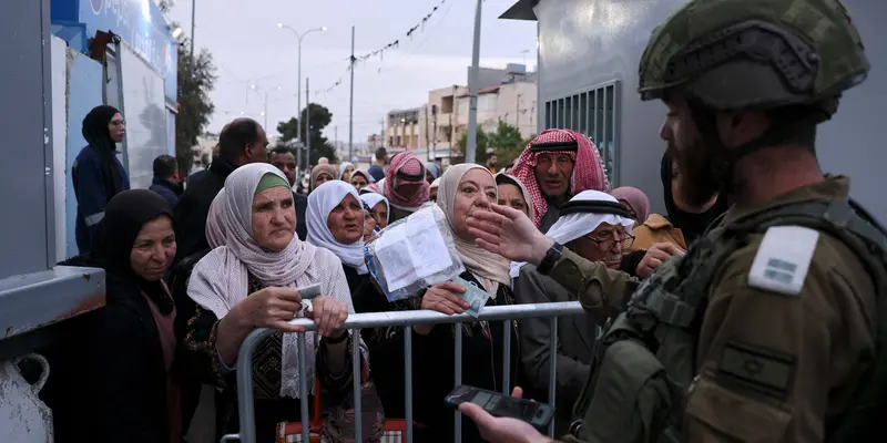 Antrean Warga Palestina di Pos Pemeriksaan Perbatasan Betlehem