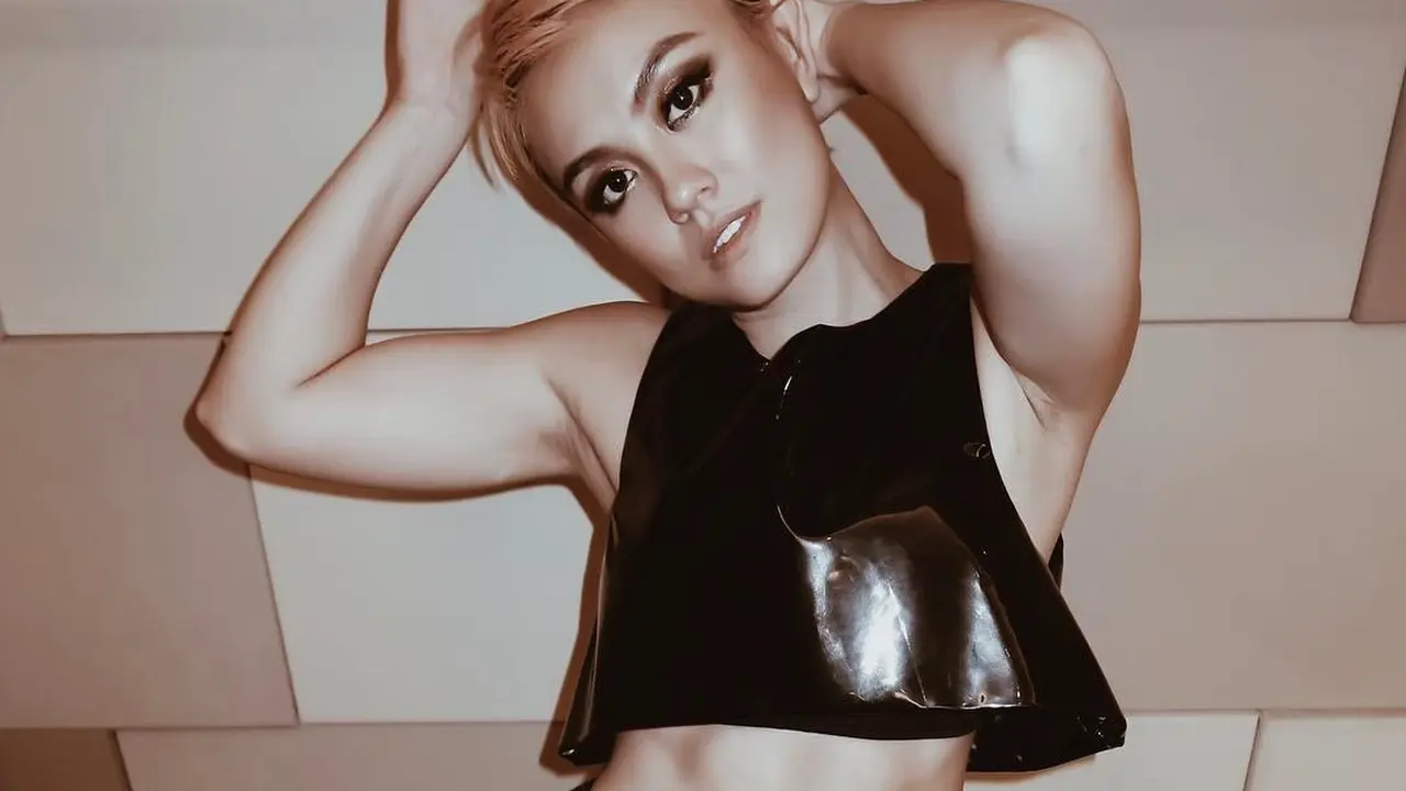 Pose Hot Agnez Mo dalam Balutan Crop Top
