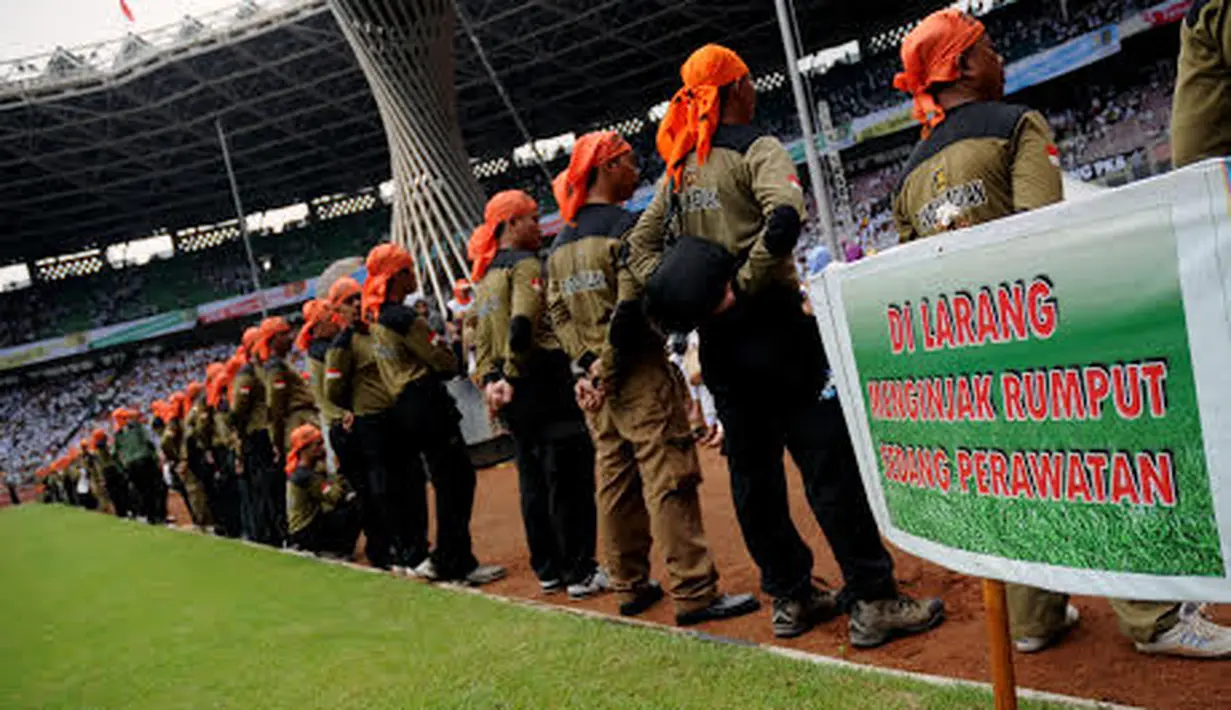 Sejumlah Pandu Keadilan menjaga ketat rumput lapangan sepakbola di Stadion GBK Jakarta saat berlangsungnya Kampanye Akbar PKS (Liputan6.com/Helmi Fithriansyah) 