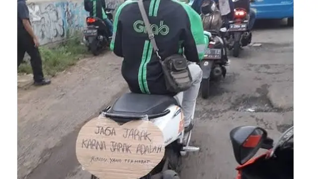 6 Pengumuman Jaga Jarak Ini Sukses Bikin Geleng Kepala