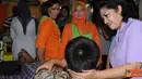 Citizen6, Slipi: Ketua Umum IKKT Pragati Wira Anggini Tetty Agus Suhartono meninjau pelaksanaan kegiatan sunatan missal, yang diikuti oleh 150 anak di RS Patria IKKT Slipi, Jakarta Barat, Rabu (27/6). (Pengirim: Badarudin Bakri)