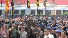 Presiden Jokowi dipanggul pasukan Brimob usai memimpin apel Korps Brimob Polri di Kelapa Dua, Depok, Jumat (11/11). Dalam arahannya, Presiden mengapresiasi kerja Brimob yang membantu pengamanan unjuk rasa 4 November 2016. (Liputan6.com/Immanuel Antonius)