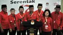Sekjen PDIP Hasto Kristiyanto (tengah) didampingi elite partai memberi keterangan usai mendaftarkan bakal caleg ke KPU, Jakarta, Selasa (17/7). (Merdeka.com/Iqbal Nugroho)