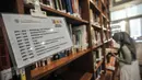 Pengunjung membaca buku di perpustakaan Baca Di Tebet, Tebet, Jakarta Selatan, Minggu (29/5/2022). Perpustakaan Baca Di Tebet yang didirikan pada Februari lalu menjadi alternatif bagi warga yang membutuhkan ruang literasi dan diskusi dengan suasana nyaman sekaligus meningkatkan minat baca bagi generasi milenial yang dilengkapi sekitar 25.000 buku. (merdeka.com/Iqbal S Nugroho)