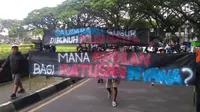 Aksi damai Aremania di depan Tugu Malang pada Kamis, 20 Oktober 2022. Mereka menuntut pengusutan tuntas tragedi Kanjuruhan Malang (Liputan6.com/Zainul Arifin)