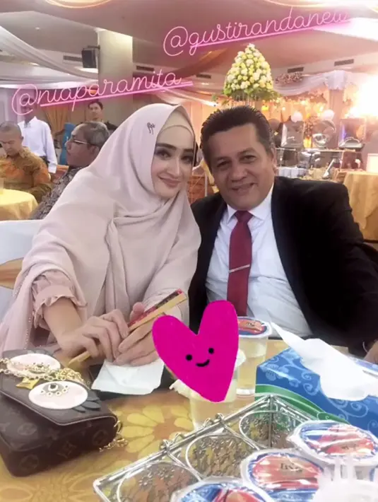 Artis senior Nia Paramitha dan Gusti Randa dikabarkan kembali rujuk setelah  cerai empat tahun. Seperti diketahui, Nia dan artis sekaligus pengacara itu membina rumah tangga selama 9 tahun. Dikaruniai empat orang anak. Gusti menggugat cerai Maret 2006.