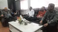 Ketua Bawaslu Kota Makassar Abdillah Mustari bertandang ke Kantor Dinas Pendidikan Sulsel, Kams 25 Mei 2023. (Liputan6.com/ Humas Bawaslu Kota Makassar)
