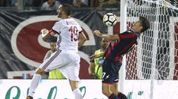 Duel pemain Crotone, Ante Budimir (kanan) saat berebut bola dengan pemain AC Milan, Leonardo Bonucci pada lanjutan Serie A di Ezio Scida Stadium, (20/8/2017). Milan menang 3-0. (AFP/ Carlo Hermann)