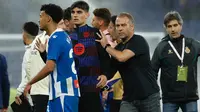 Pelatih kepala Barcelona, Hansi Flick, kanan, memberi isyarat kepada para pemainnya untuk meninggalkan lapangan pada akhir pertandingan La Liga Spanyol antara Barcelona dan Espanyol di Stadion Olimpiade Lluis Companys di Barcelona, ​​Spanyol, Jumat dini hari WIB (16-5-2025). (Foto AP/Joan Monfort)