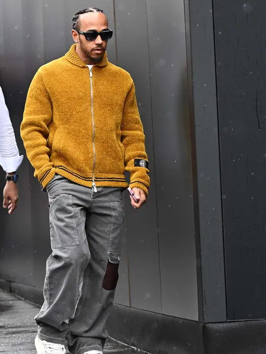 Pembalap Mercedes asal Inggris, Lewis Hamilton tiba di lintasan balap Red Bull Ring di Spielberg, Austria, pada 27 Juni 2024. (Joe Klamar/AFP)