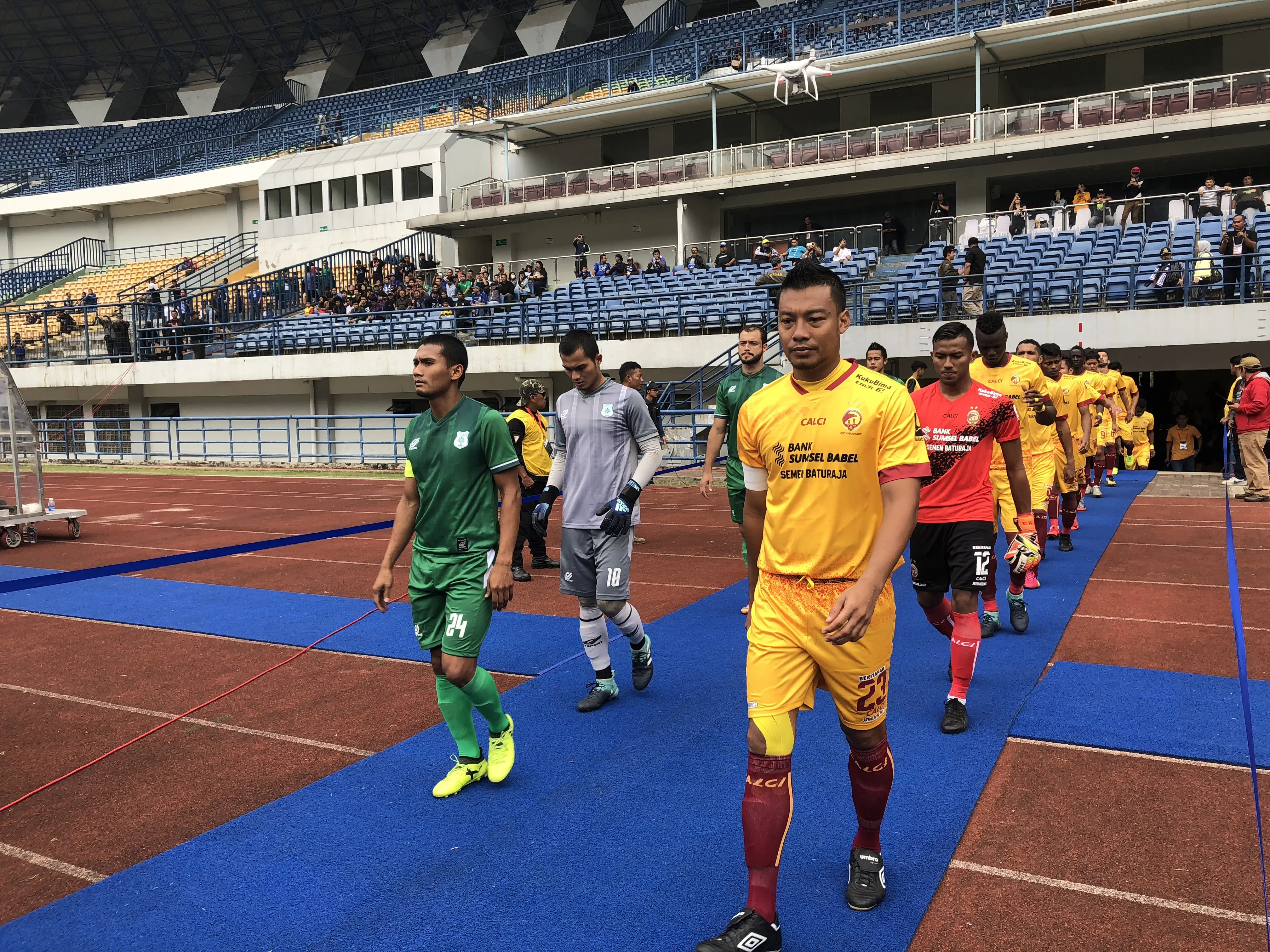 Hamka Hamzah, debut menjadi kapten Sriwijaya FC saat pertandingan penyisihan Grup A Piala Presiden 2018 melawan PSMS, Jumat (26/1/2018). (Bola.com/Riskha Prasetya)