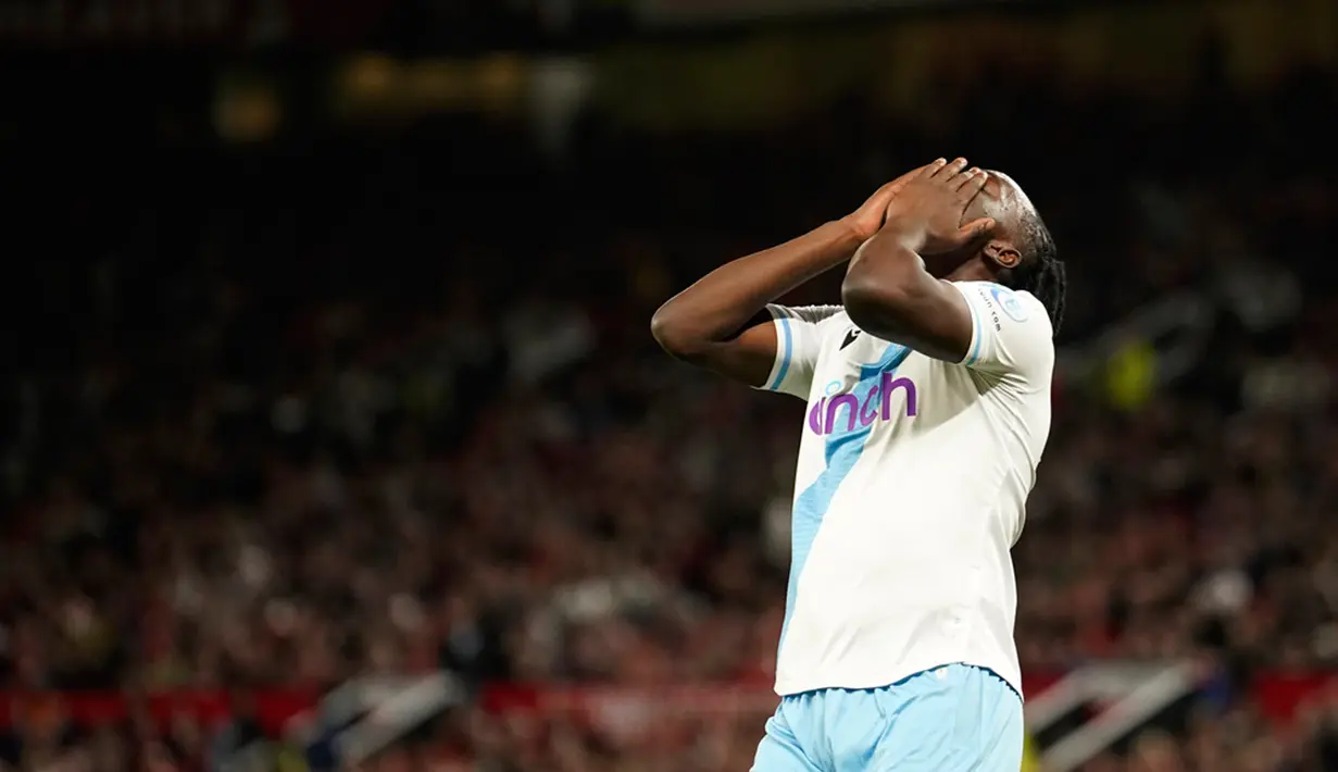Onana tampil sigap untuk menghalau tembakan sang striker tim lawan. Skor 3-0 untuk kemenangan Manchester United pun menjadi hasil akhir laga ini. (AP Photo/Dave Thompson)