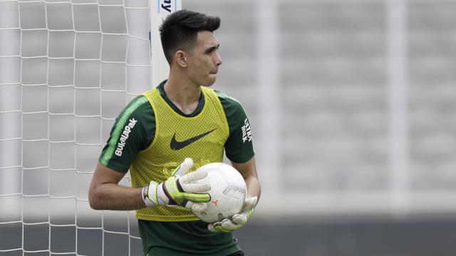 Kiper Timnas Indonesia U-22, Nadeo Argawinata, menangkap bola. (Bola.com/Yoppy Renato)