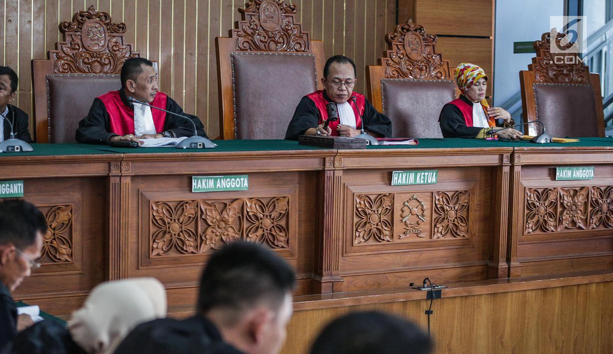 Ketua majelis hakim, Joni memimpin sidang tuntutan dengan terdakwa kasus dugaan penyebaran berita bohong atau hoaks Ratna Sarumpaet di PN Jakarta Selatan, Selasa (28/5/2019). Jaksa penuntut umum menuntut Ratna Sarumpaet dengan hukuman 6 tahun penjara. (Liputan6.com/Faizal Fanani)