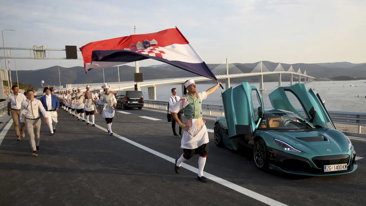 Pesta Kembang Api Tandai Pembukaan Jembatan Peljesac yang Melintasi Laut Adriatik di Kroasia