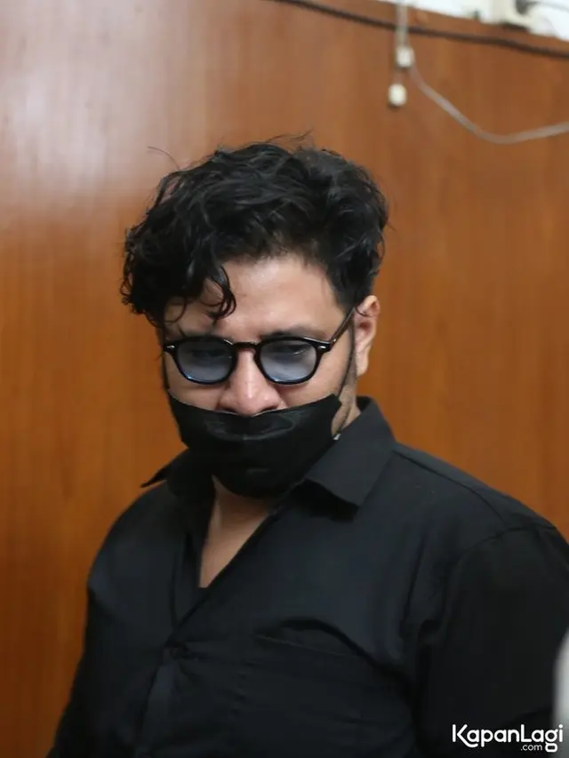 Ammar Zoni Menangis Dituntut 1 Tahun Penjara