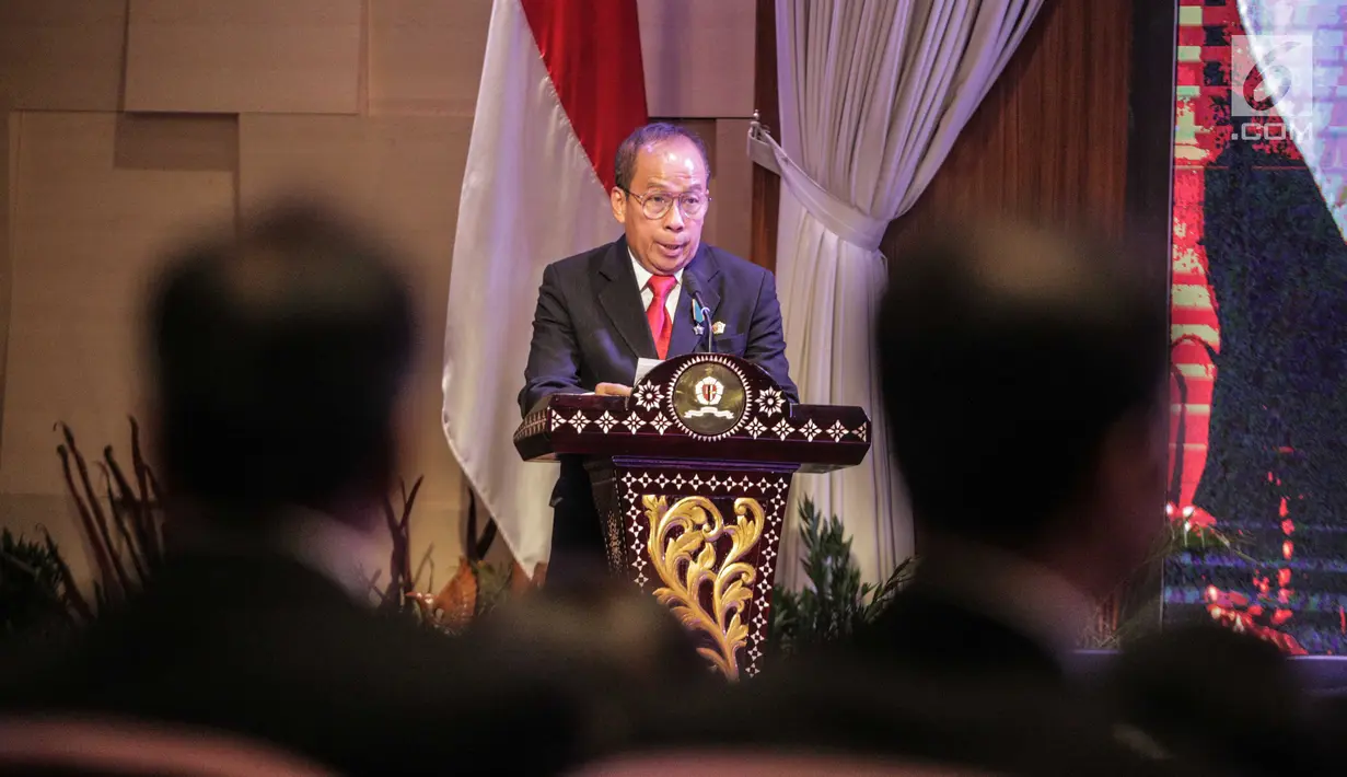 Gubernur Lembaga Ketahanan Nasional (Lemhanas) Letjend TNI Agus Widjojo memberi sambutan saat penganugerahan pin alumni kehormatan Lemhanas kepada Menteri Koordinator Pembangunan Manusia dan Kebudayaan Puan Maharani di Gedung Lemhanas, Jakarta, Kamis (5/9/2019). (Liputan6.com/Faizal Fanani)