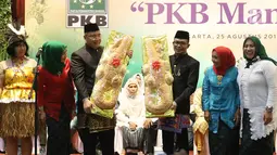 Menteri Desa, Pembangunan Daerah Tertinggal, dan Transmigrasi Eko Putro Sanjojo bersama Menteri Tenaga Kerja Hanif Dhakiri hadir dalam kegiatan nikah massal bertajuk PKB Mantu di Jakarta, Jumat (25/8). (Liputan6.com/Immanuel Antonius)