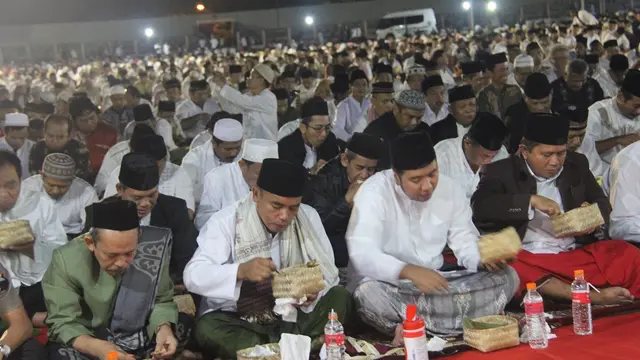 Bupati Purbalingga, Tasdi (kedua dari kiri) kala mengikuti salat subuh berjamaah ASN terbanyak yang mencatatkan rekor MURI pada Sabtu, 10 Juni 2017. (Foto: Liputan6.com/Dinkominfo PBG/Muhamad Ridlo)