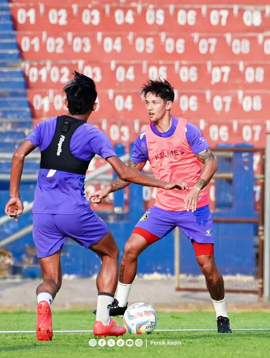 Setelah sempat nganggur dan banyak menikmati waktu bersama keluarga, Irfan Bachdim akhirnya kembali bekerja. Pria kelahiran Amsterdam, Belanda 35 tahun silam itu bergabung dengan Persik Kediri berlaga di BRI Liga 1 2023/2024. [Instagram/persikfcofficial]
