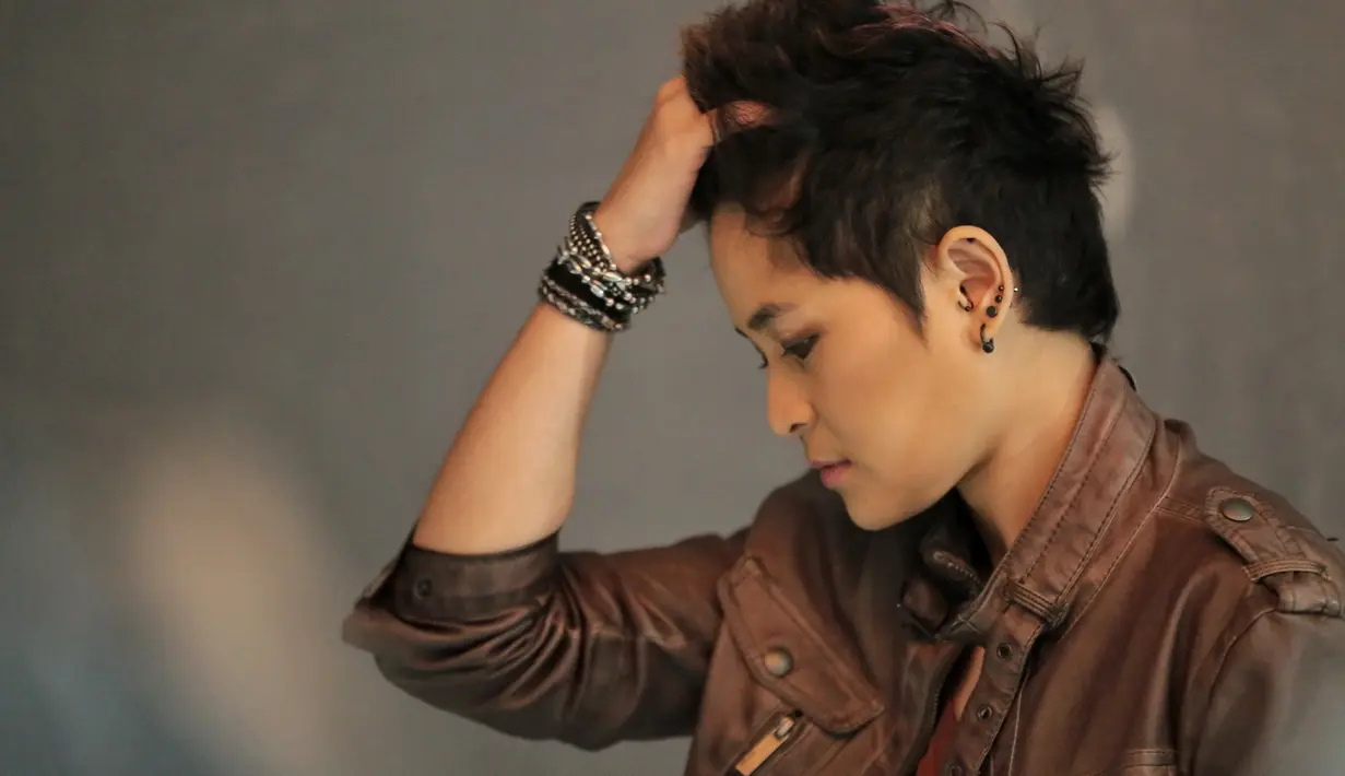 "Pinter-pinter jaga diri aja. banyak cara kan buat nolaknya, kecuali kita mau itu beda cerita," kata Mytha di kantor Nagaswara, kawasan Gondangdia, Jakarta Pusat, Kamis (13/7).  (Adrian Putra/Bintang.com)