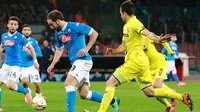 Striker Napoli, Gonzalo Higuain, gagal membawa timnya lolos ke babak 16 besar Liga Europa, setelah disingkirkan Villarreal lewat agregat 1-2. (AFP/Carlo Hermann)