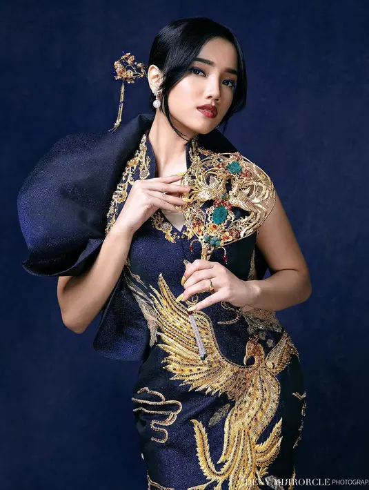 Penampilan berbeda dari Fuji mengenakan cheongsam. Fuji tampak sempurna mengenakan cheongsam bernuansa biru navy dengan motif burung berwarna kuning keemasan yang membuat penampilannya secara keseluruhan terlihat lebih luar biasa. Foto: Instagram.