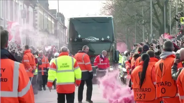 Kejadian menarik terjadi ketika bus yang berisikan skuat Liverpool tiba di Anfield untuk berlaga di perempat final Liga Europa melawan Borussia Dortmund. Seorang fan menyambut skuat asuhan Jurgen Klopp dengan bom asap.