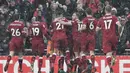 Para pemain Liverpool merayakan gol yang dicetak oleh Mohamed Salah ke gawang Everton pada laga Premier League di Stadion Anfield, Minggu (10/12/2017). Laga bertajuk Derbi Merseyside itu berakhir imbang 1-1. (AFP/Paul Ellis)