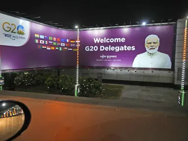Papan reklame bergambar Perdana Menteri India Narendra Modi menyambut delegasi terlihat di bandara menjelang KTT G20 minggu ini, di New Delhi, Rabu (6/9/2023). (AP Photo/Manish Swarup)