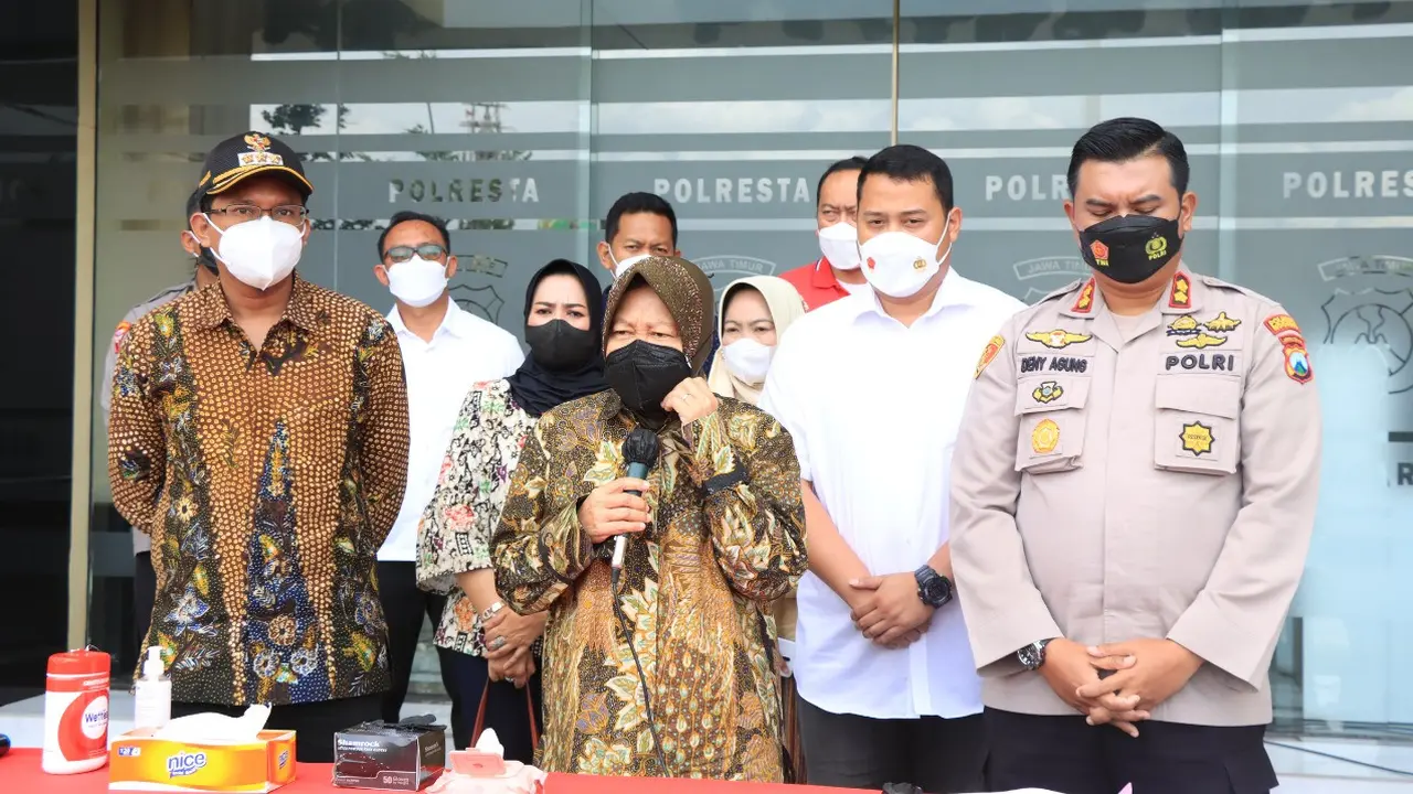Menteri Sosial Tri Rismaharini (Risma) di Mapolresta Sidoarjo, Sabtu (5/2/2022) (Liputan6.com/Dian Kurniawan)