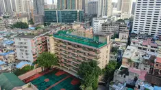 Foto dari udara yang diabadikan pada 17 September 2020 menunjukkan penampakan lapangan olahraga di atas gedung Sekolah Menengah No.10 Guangzhou di Guangzhou, Provinsi Guangdong, China selatan. (Xinhua/Deng Hua)