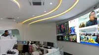 Gubernur Jawa Barat menggelar rapat melalui video conference dengan bupati/wali kota di Command Center, Gedung Sate, Senin (16/3/2020). (Liputan6.com/Huyogo Simbolon)