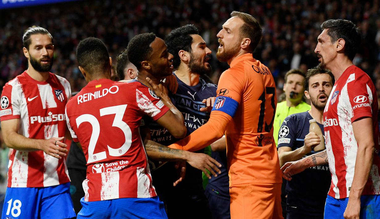 Bek Atletico Madrid, Stefan Savic adu mulut dengan Jack Grealish sehingga beberapa staf dan ofisial tim mencoba meredakan suasana. Tak hanya itu, penggawa Atletico Madrid lainnya, Vrsaljko juga terlihat ribut dengan beberapa pemain The Citizen. (AFP/Oscar Del Pozo)