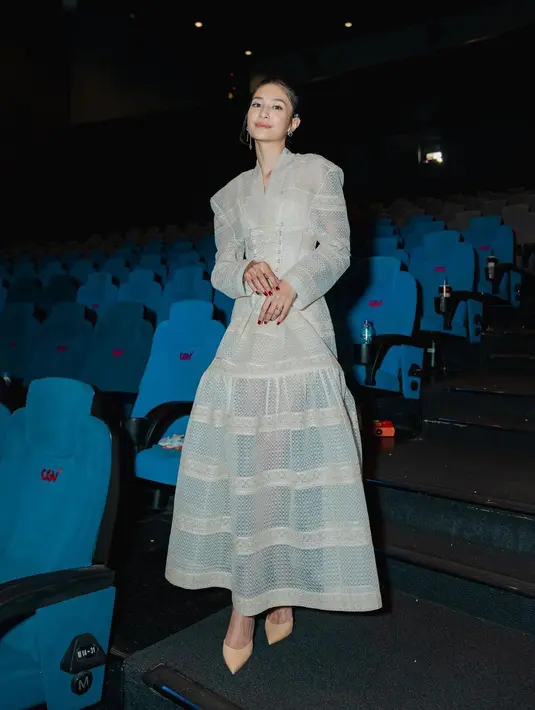 Dengan palet warna klasik, Mikha memakai Sangkar Lincing Boning dress [@miktambayong].