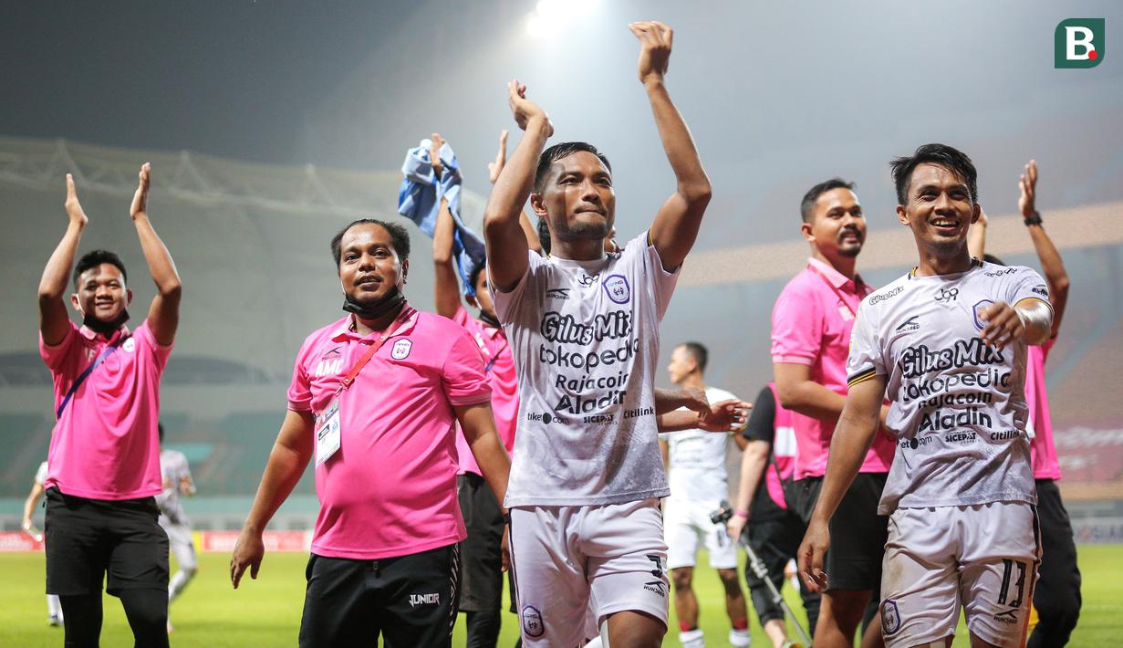 Rans Cilegon FC melaju ke semifinal Liga 2 2021 usai mengimbangi Sriwijaya FC 0-0 dalam laga terakhir Grup X Babak 8 Besar Liga 2, di Stadion Wibawa Mukti, Cikarang (22/12/2021). Mengumpulkan 7 poin, Rans lolos sebagai juara grup, sementara Sriwijaya FC tersingkir. (Bola.com/Bagaskara Lazuardi)