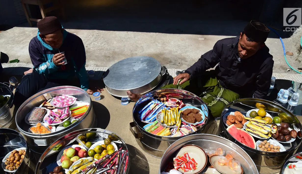Warga membawa makanan di Kabupaten Boyolali, Kamis (3/5). Tradisi ini Sebagai perayaan menyambut datangnya bulan ramadan, kemudian dilanjutkan makan bersama di pertigaan jalan desa. (Liputan6.com/Gholib)
