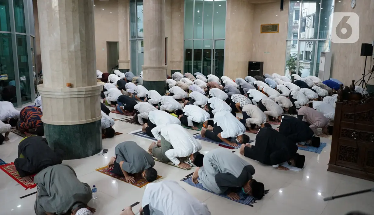 Suasana pelaksanaan salat Idul Adha di Masjid Fatahillah Balai Kota, Jumat (31/7/2020). Salat yang diikuti para pejabat Pemprov DKI Jakarta tersebut digelar dengan menerapkan protokol kesehatan. (Liputan6.com/Immanuel Antonius)
