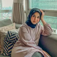 Kini dalam berbagai kesempatan, Kesha Ratuliu pun mantap mengenakan hijab. Penggunaan hijabnya pun juga sangat kekinian dimana gaya seperti ini memang sedang menjadi trend di kalangan wanita muda. (Liputan6.com/IG/@kesharatuliu05)