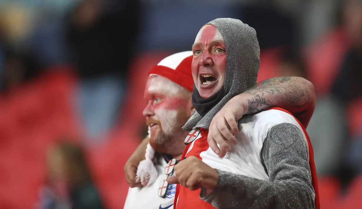 Pendukung Inggris bersorak di tribun penonton sebelum dimulainya pertandingan grup D Euro 2020 antara Inggris dan Skotlandia di stadion Wembley, London, Jumat, 18 Juni 2021. (Foto: AP/Pool/Carl Recine)