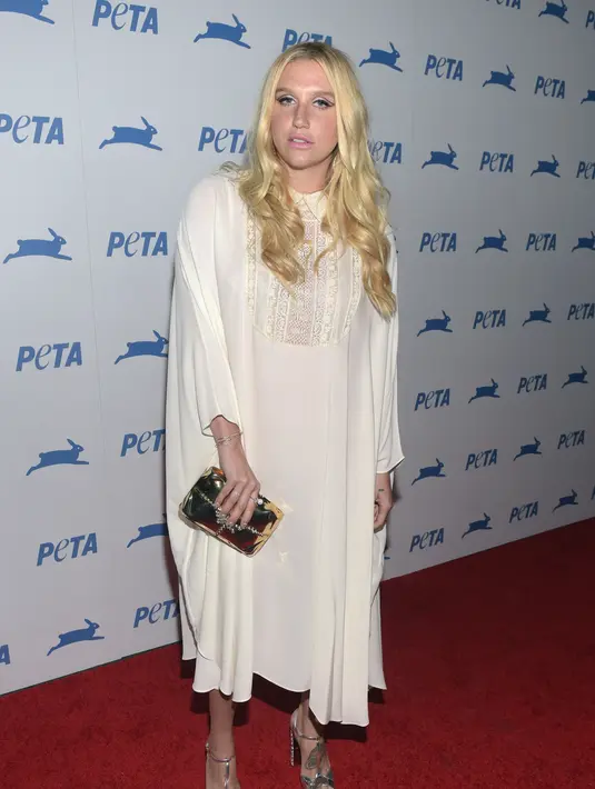 Sebelum melepaskan dari label rekaman musik yang managernya diduga berbuat kasus pelecehan seksual terhadap penyanyi rapper Kesha. Kini Kesha ingin bergabung dengan Iggy Azalea di projek lagu terbarunya. (AFP/Bintang.com)