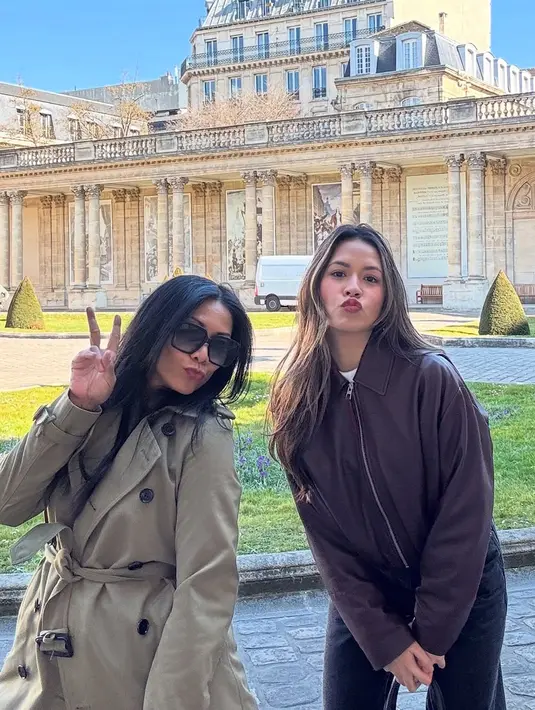 Bukan cuma busana, warna rambut Anggun C Sasmi dan Raisa juga kontras yang bikin makin fashionable [@anggun_cipta]