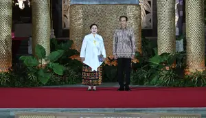 Presiden Joko Widodo (Jokowi), saat menyambut hangat Ketua DPR RI Puan Maharani ketika menghadiri welcoming dinner untuk para delegasi Forum Air Dunia ke-10 (The 10th World Water Forum/WWF) di Taman Budaya Garuda Wisnu Kencana (GWK), Bali. (Foto: Ist/vel)