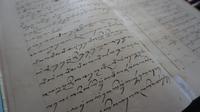 Manuskrip tulisan tangan dengan aksara Jawa berjudul 'Basa Kedathon' yang berisi bahasa Jawa yang diucapkan para raja di lingkungan istana.(Liputan6.com/Fajar Abrori)