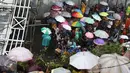 Warga menonton JPO yang roboh akibat hujan deras dan angin kencang di Jalan Raya Pasar Minggu, Jakarta Selatan, Sabtu (24/09). Keberadaan papan iklan dituding menjadi penyebab ambruknya JPO. (Liputan6.com/Immanuel Antonius)