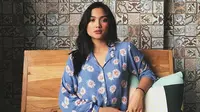 Kontestan sebuah ajang pencarian bakat di televisi, Marion Jola berpose di sebuah kursi kayu. Penampilannya yang cantik dan mempesona jadi daya tarik bagi perempuan asal Kupang tersebut. (Instagram/lalamarionmj)