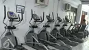 Sejumlah alat fitnes berada di SMA Negeri 2 Tamansari, Jakarta Barat, Kamis (14/4). Alat fitnes tersebut diadakan untuk memfasilitasi siswa saat musim hujan. (Liputan6.com/Gempur M Surya)